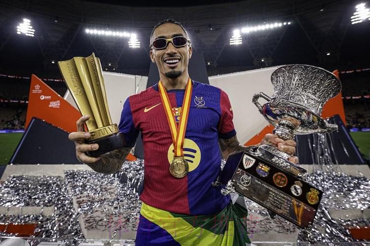 拉菲尼亚与弗里克的拥抱：巴萨复兴路上的温情注脚